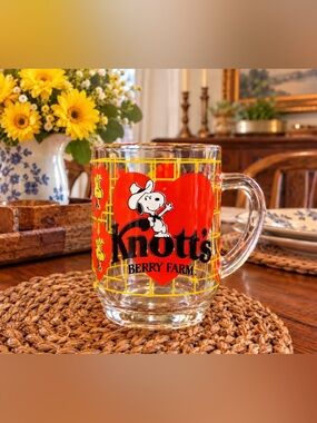 VTG Knotts Berry Farm Cowboy Hat Snoopy and Woodstock Glass Mug.